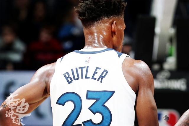 阿斯：莱万在巴萨陷入困境